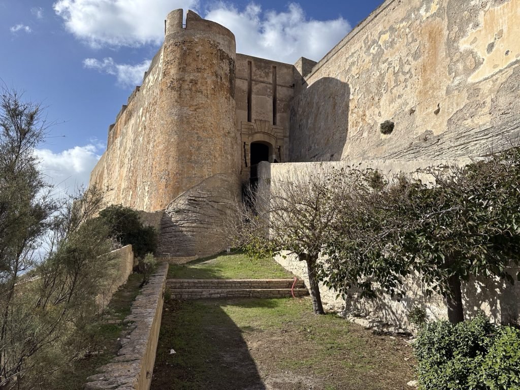Stadsmuren en citadel van Bonifacio. 