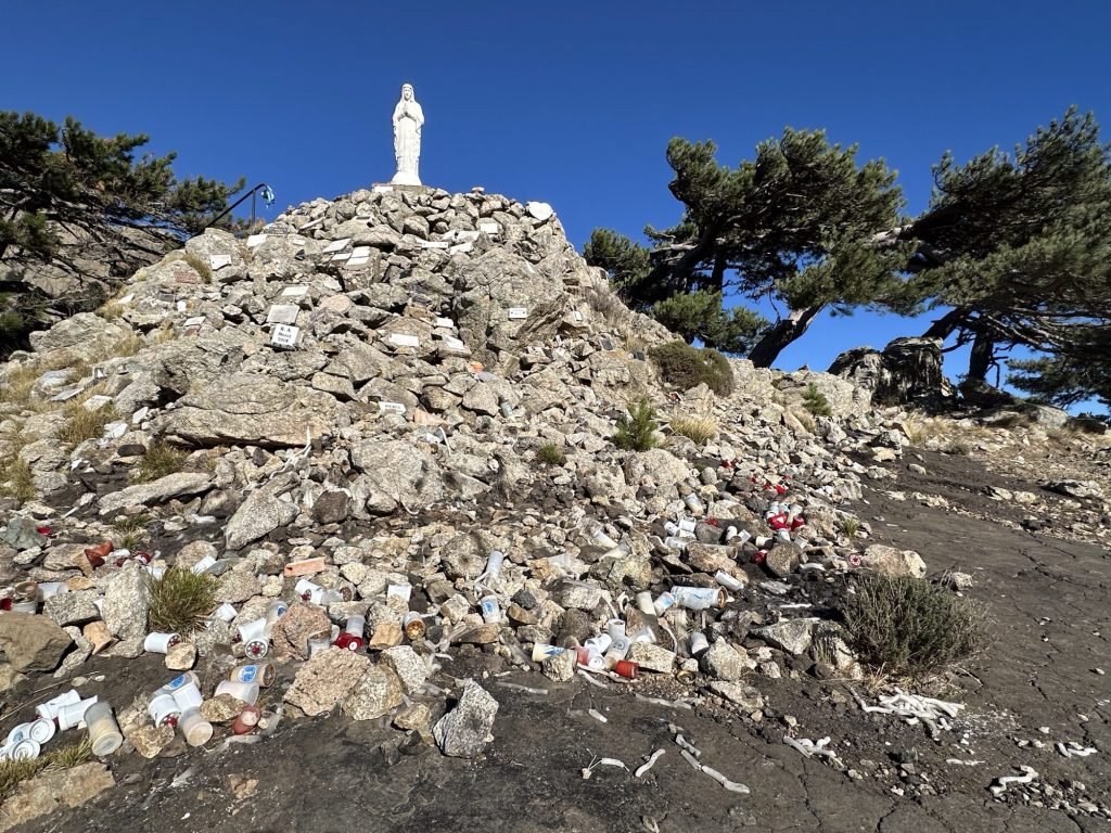 Madonna op berg met stenen.
