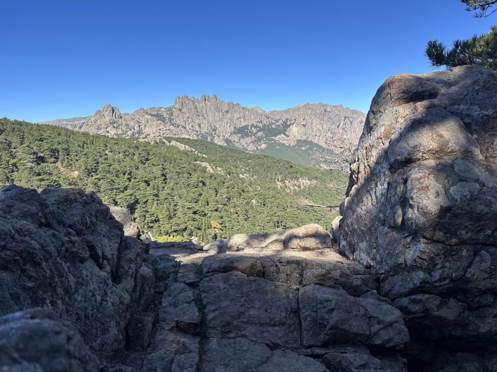 Panorama met in de verte Les Aiguilles de Bavella. 