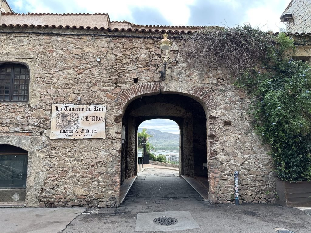 Poort in de stadsmuur van Porto Vecchio. 
