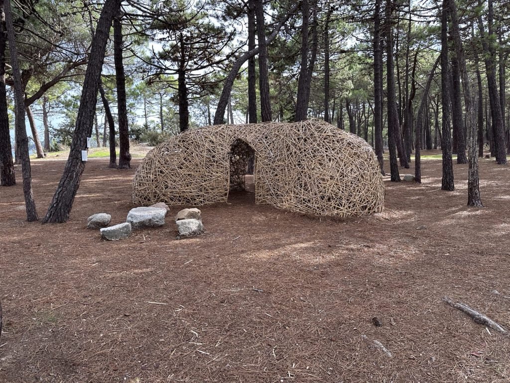 Kunstwerk: bamboehut in bos. 