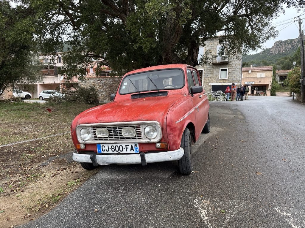 Rode Renault R4.
