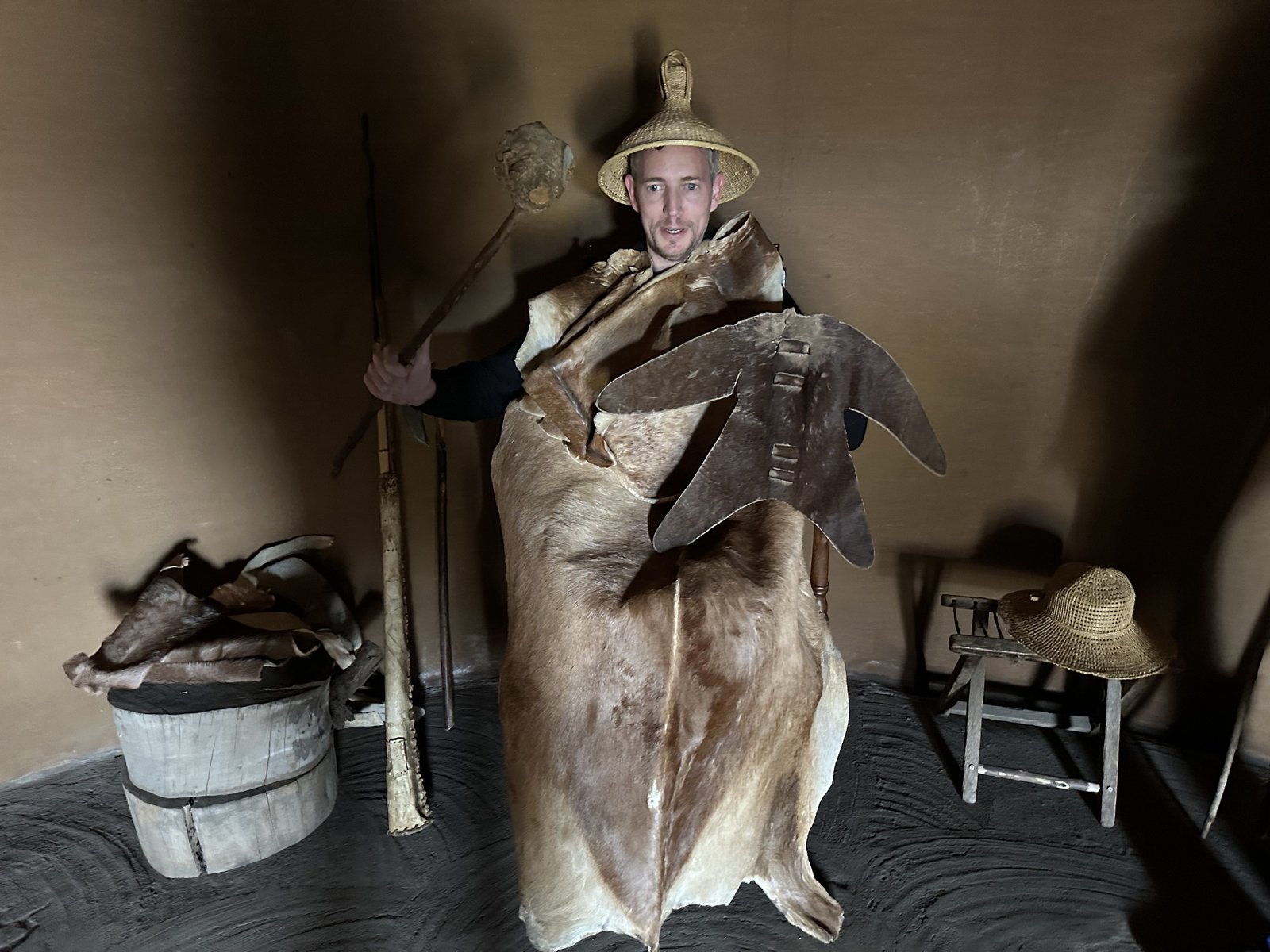 Basotho Cultural Village: toerist poseert met traditionele kledij van de Basothos. 