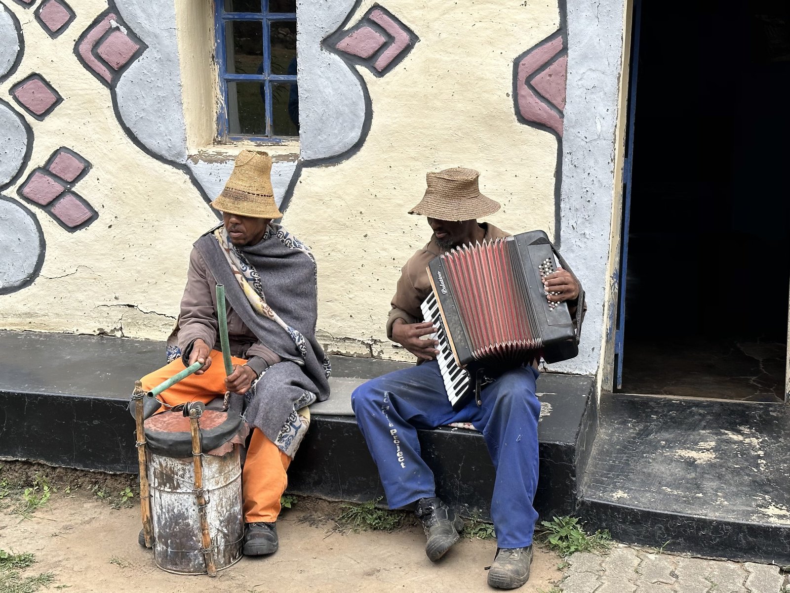 Basotho Cultural Village: twee muzikanten voor traditioneel huis. 