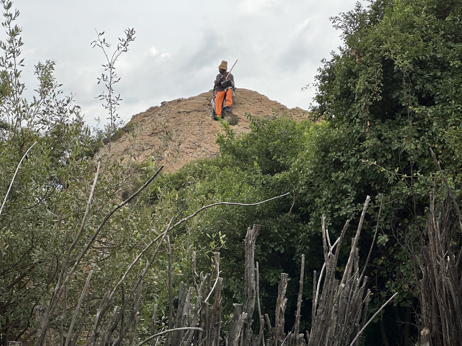 Basotho Cultural Village: Basotho uitkijker op heuvel. 