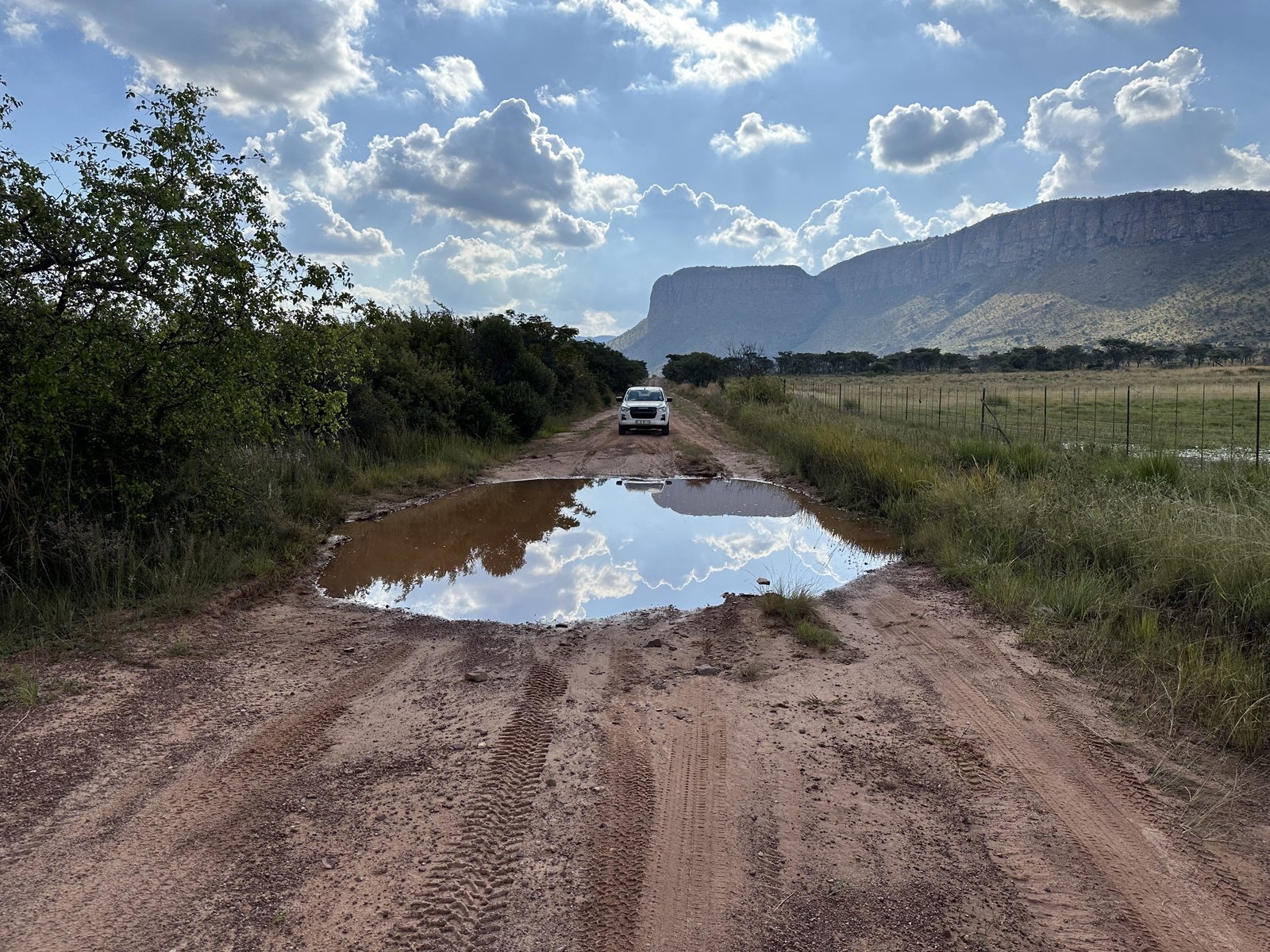 Thabazimbi road to Kololo: grote plas in midden van grindweg. 
