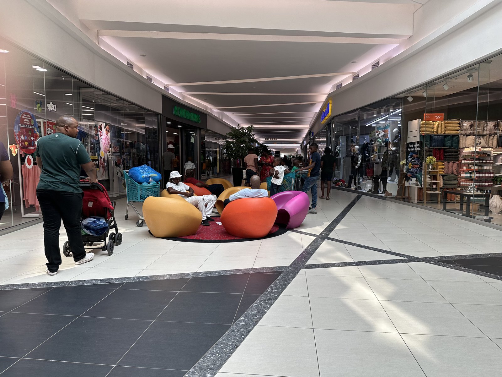 MOTN, South Africa: gang in winkelcentrum. 
