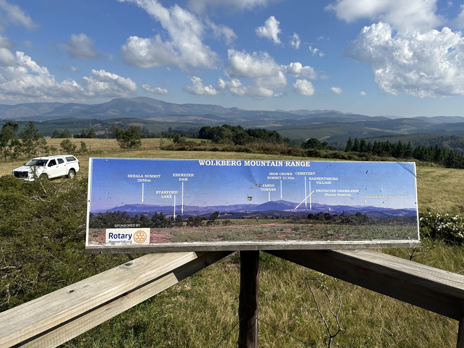 Long Tom Magoebaskloof: panorama met panorama-infobord er voor. 
