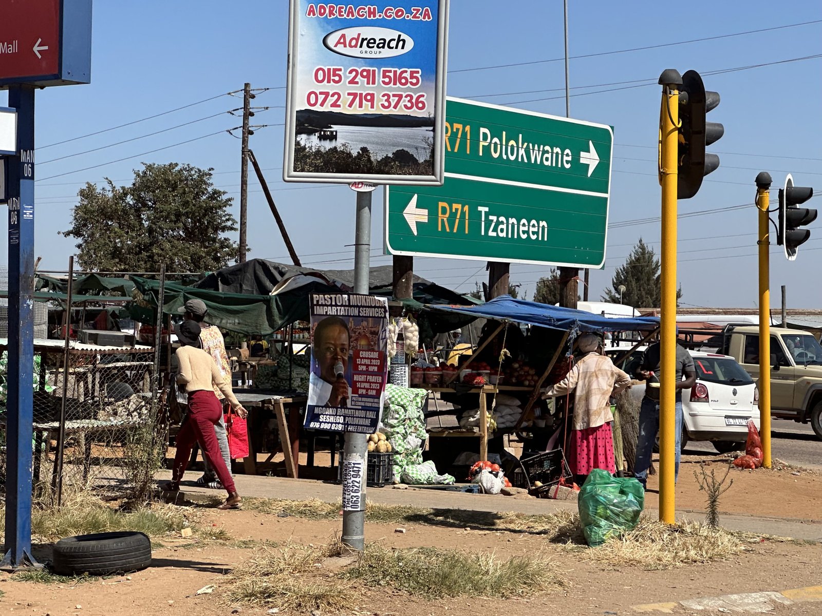 On the road from Magoebaskloof: wegwijzers aan standje van een verkoper. 