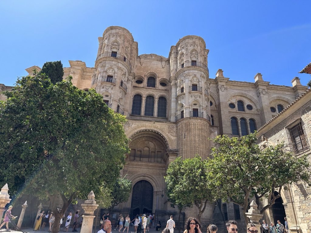 Catedral de la Incarnación de Málaga: voorgevel met bomen.