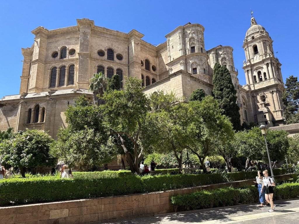 Catedral de la Incarnación de Málaga: achteraanzicht met parkje op voorgrond.
