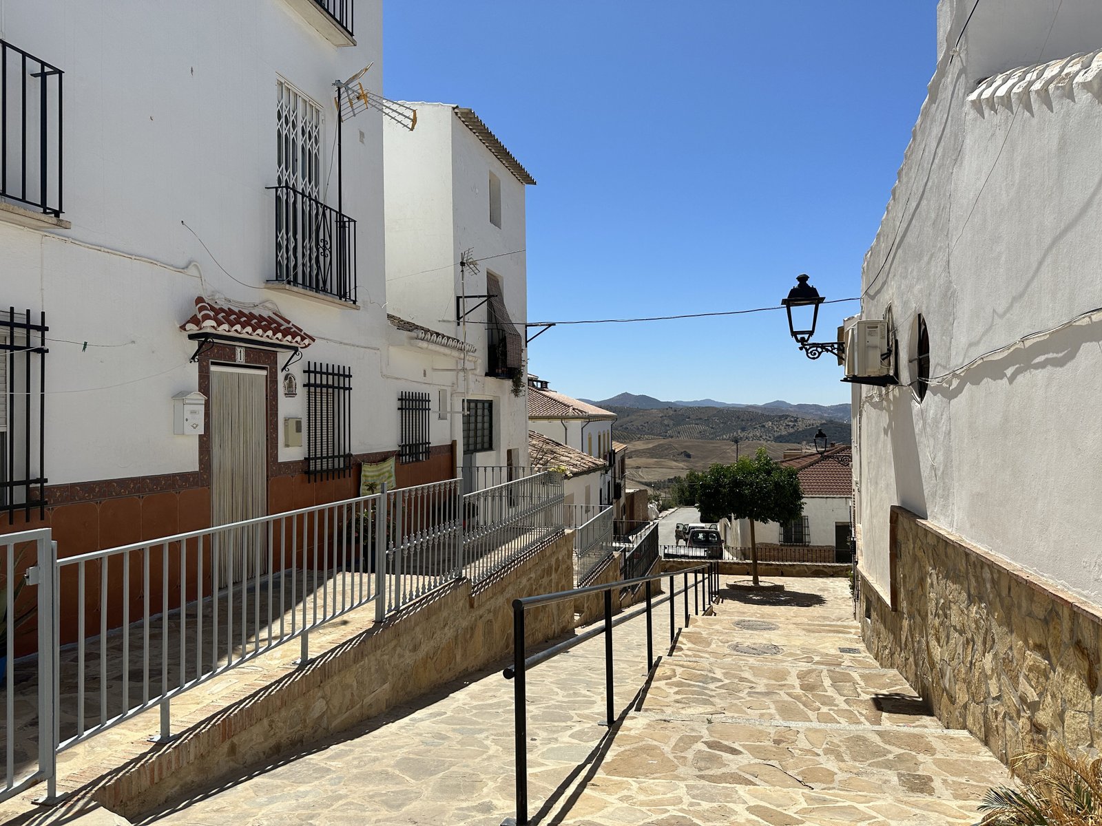 Villanueva de la Concepción: verlaten straatje met witte huizen. 