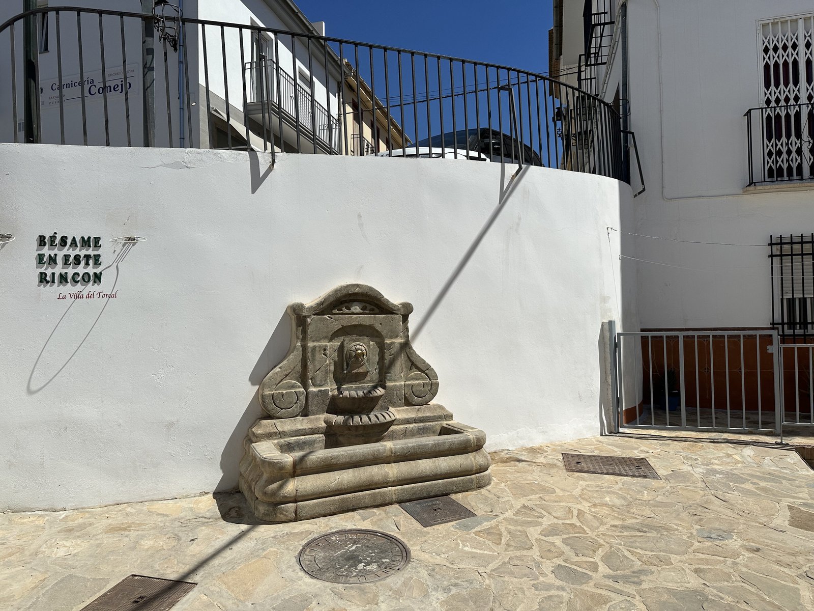 Villanueva de la Concepción: bronnetje uit muur. 
