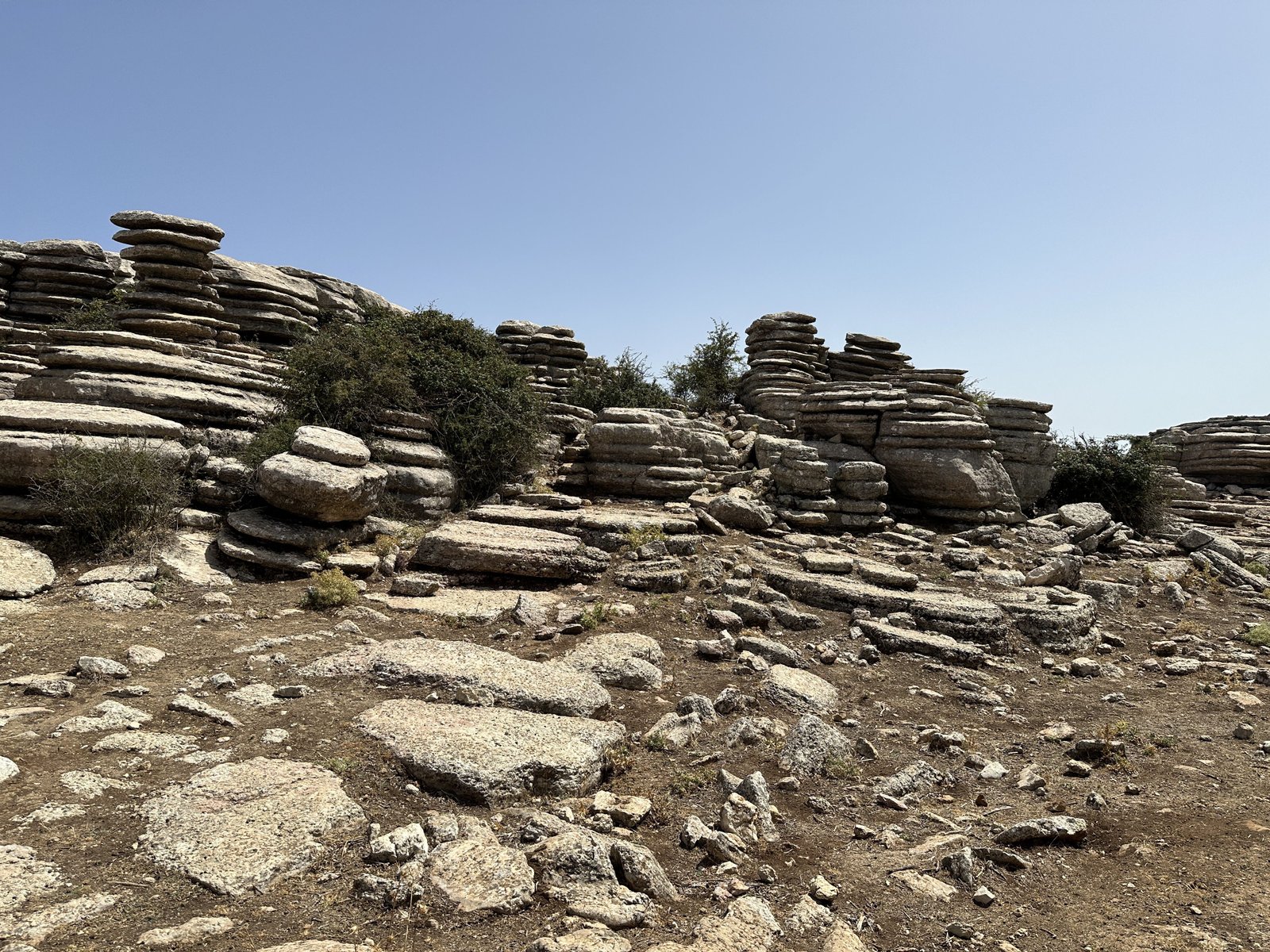 Gelaagde, grijze rotsen en rotsblokken in Torcal. 