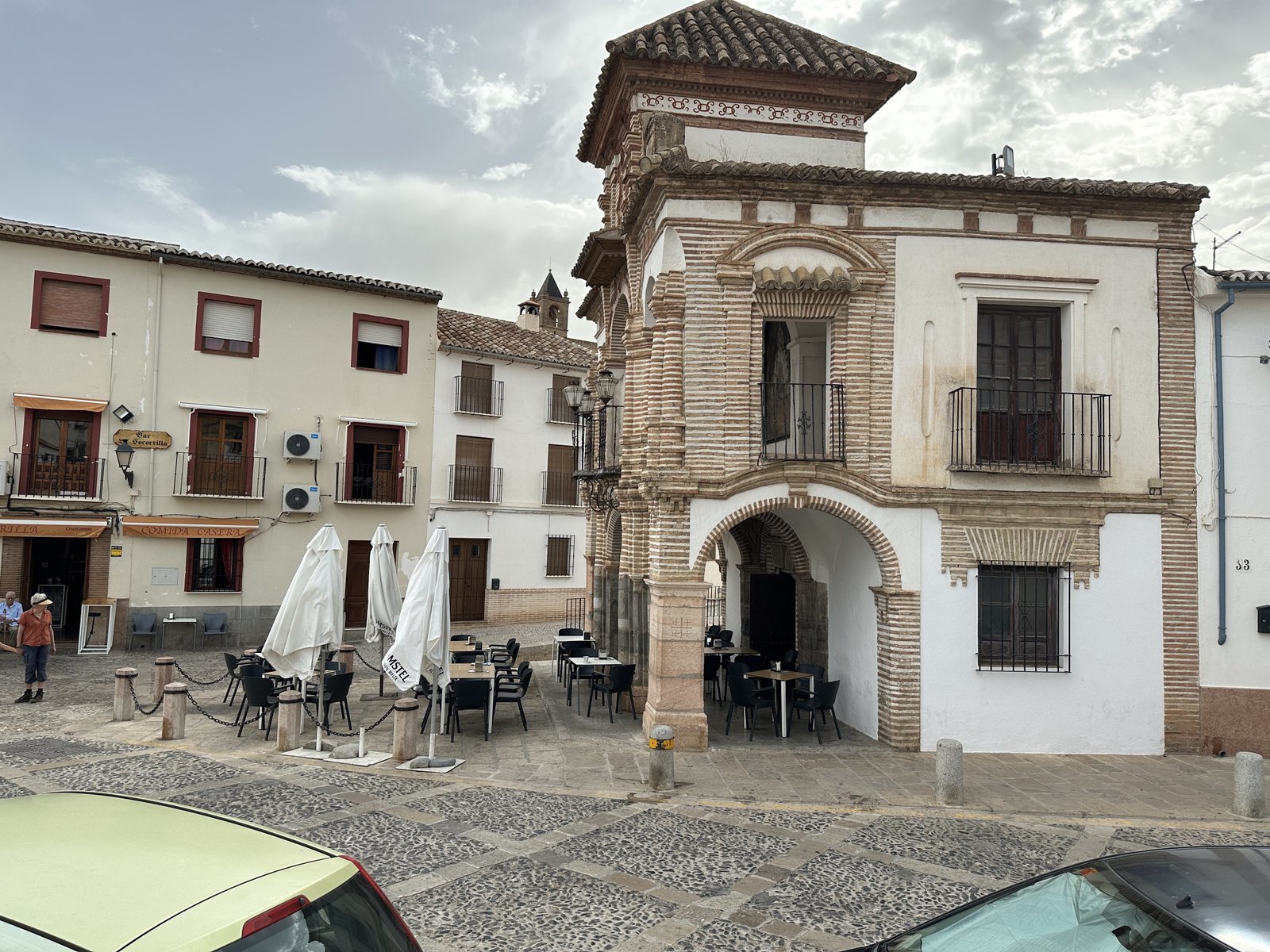 Antequerra - Plaza Portichuelo:: wit-bruin hoekhuis (bar).