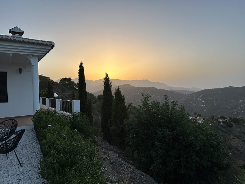 Zonsopgang over de bergen in Casa Soleada.