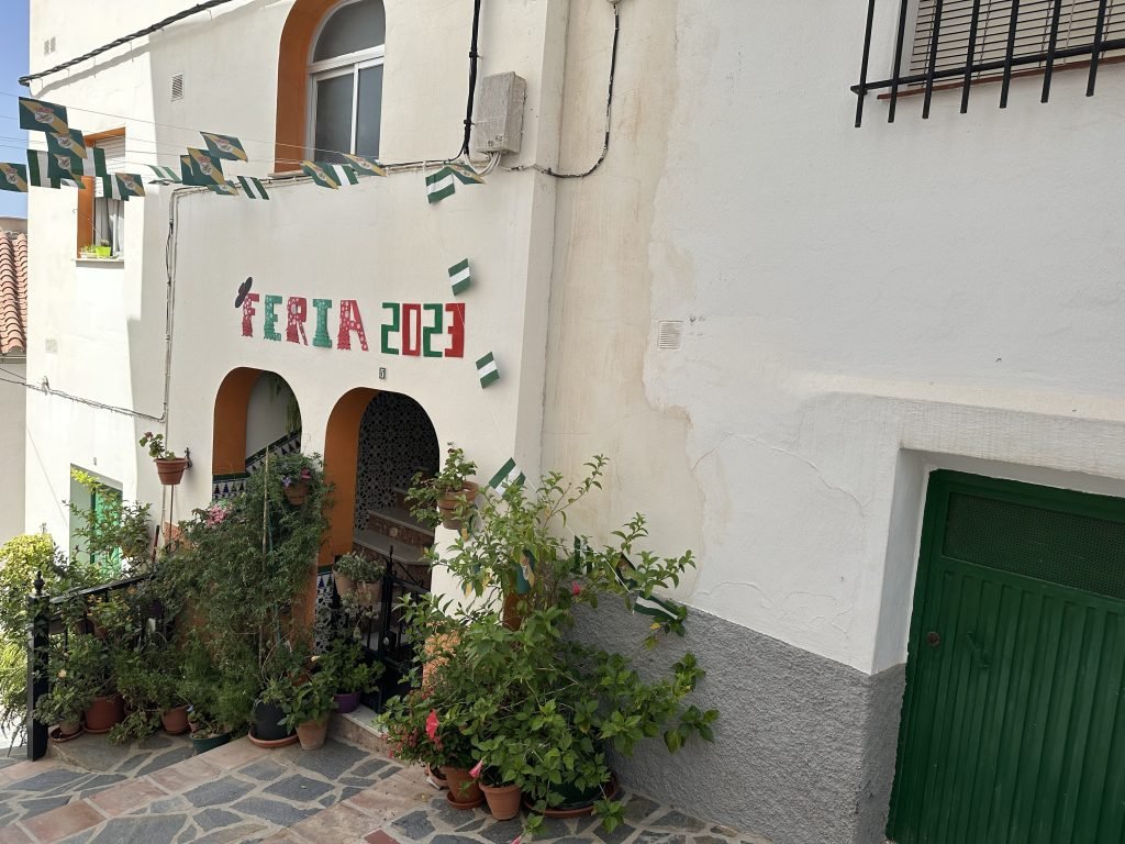 Wit huis met planten en opschrift Feria 2023. 