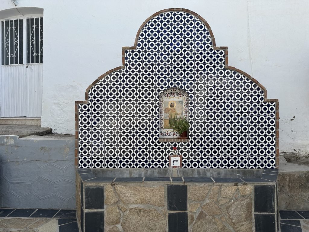 Publike kraantje met geometrisch motief era achter. 
