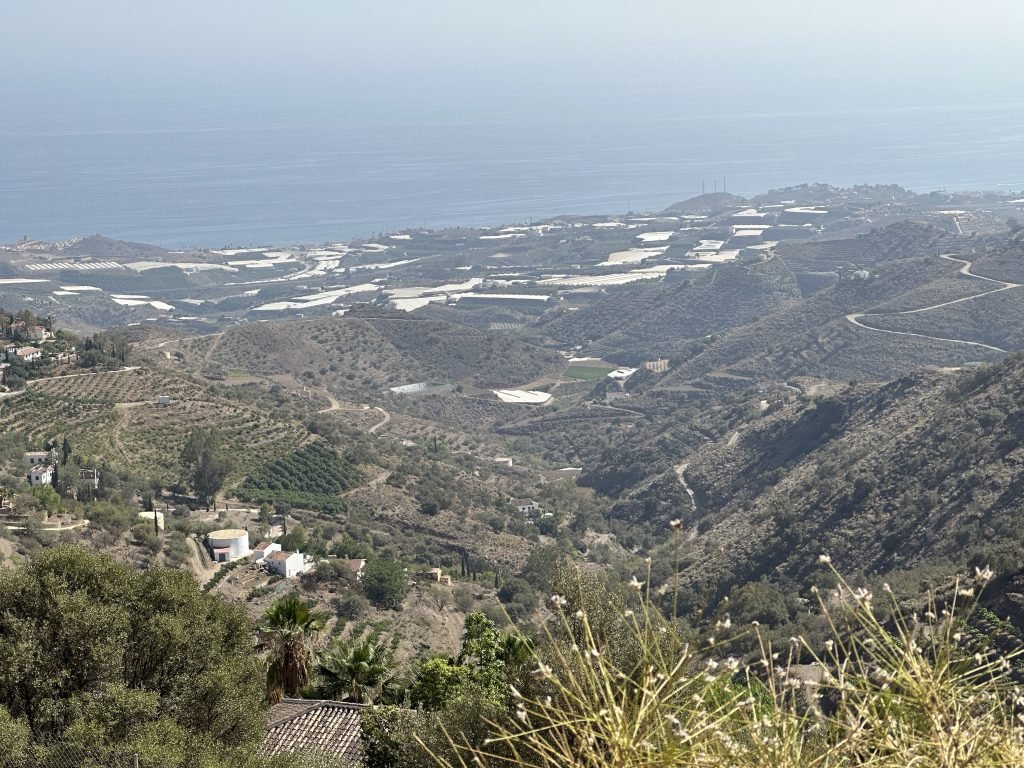 Costa del Sol - plantages en plastic tunnels in het landschap. 
