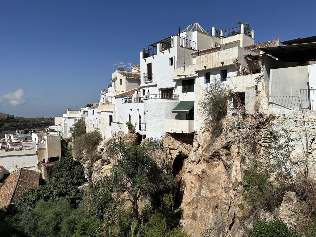 Casas Colgantes: witte huizen rechts, deels hangend over een kloof. 