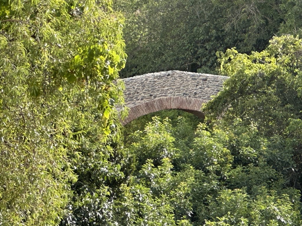 Oude stenen boogbrug in Salares. 