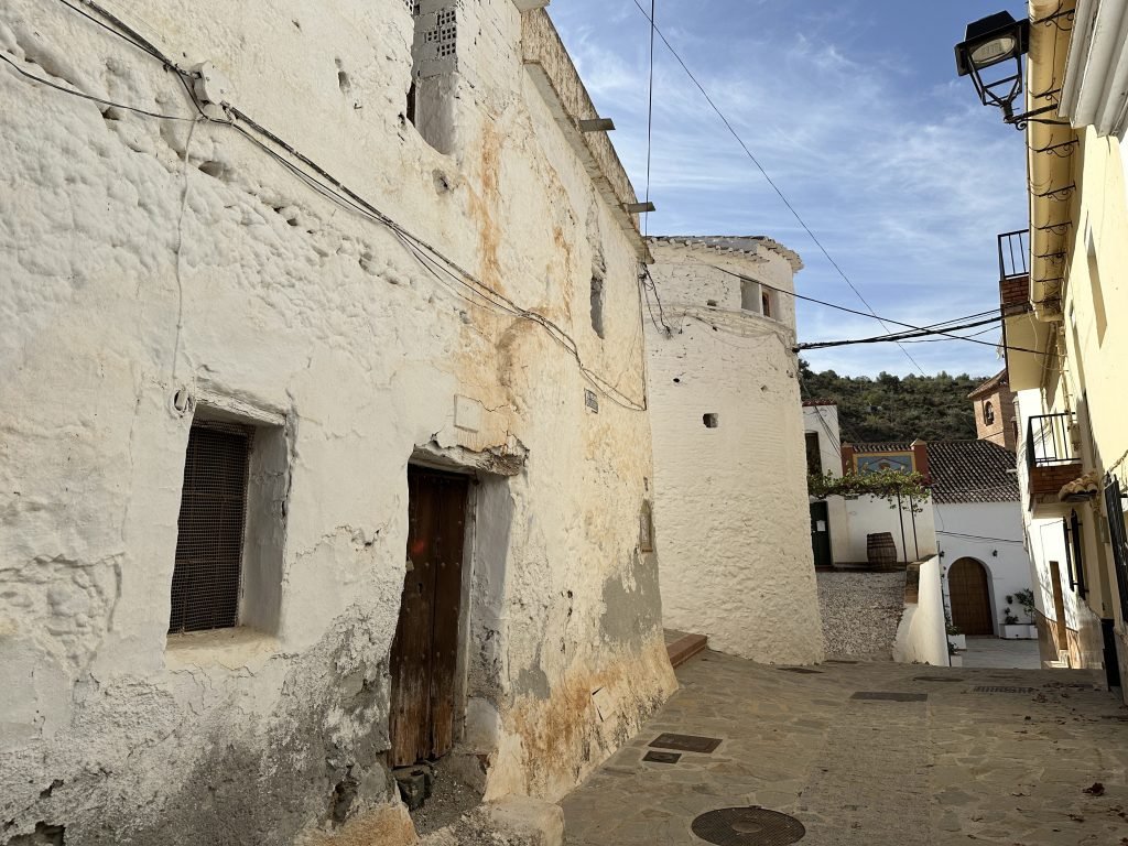 Oud, wit vervallen huis in Salares. 