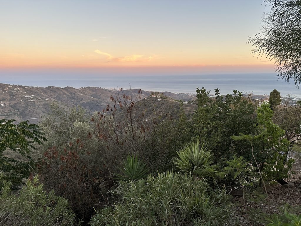 Panorama vanuit Casa Soleada: zee en ondergaande zon.
