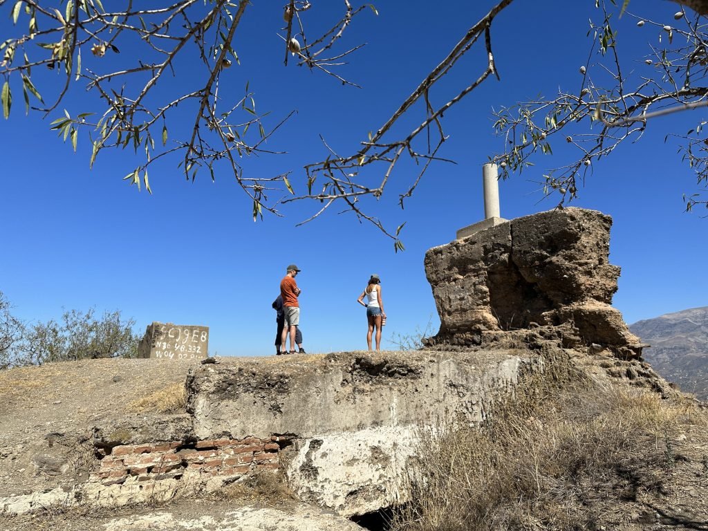 Pico de Bentomiz: stenen sokkel met witte paal op de top.