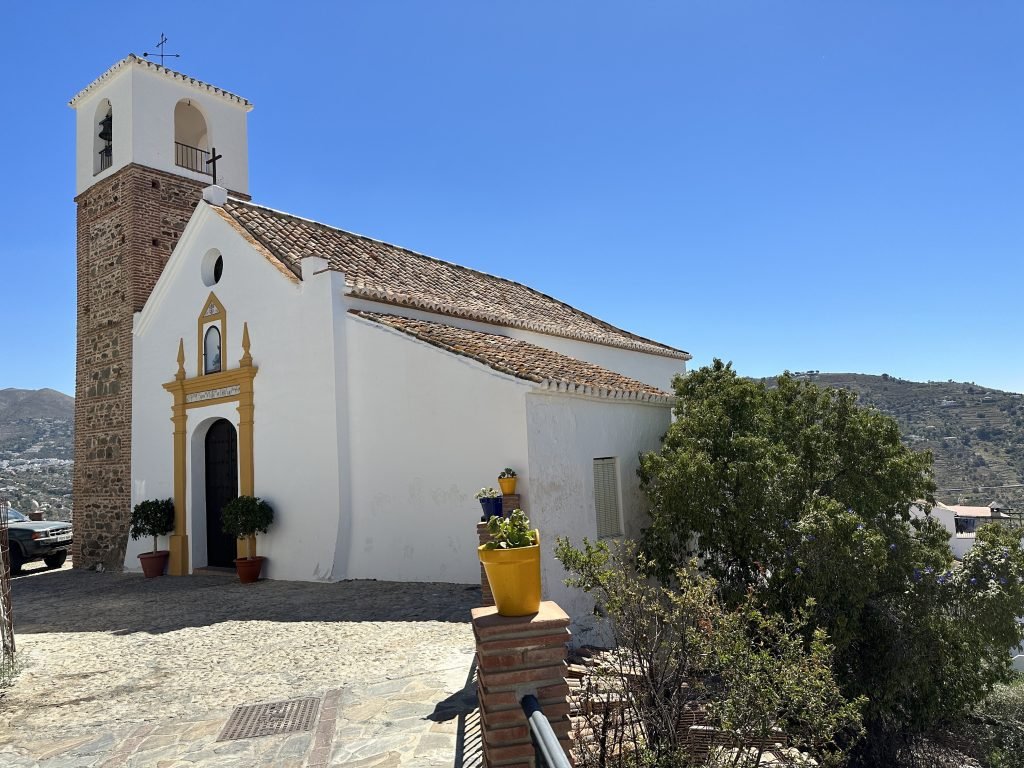 Corumbela: wit kerkje met kleine stenen kerktoren.