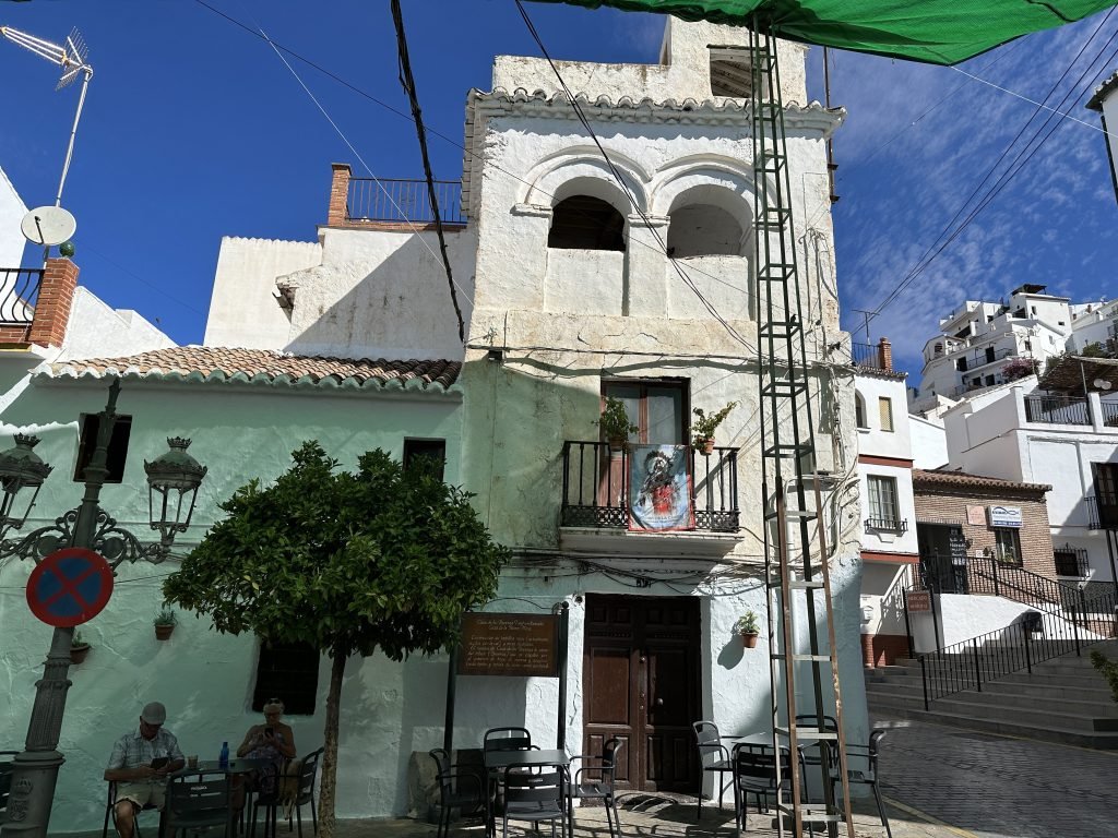 Casa de los Diezmos: groen geverfd huis met witte toen. 
