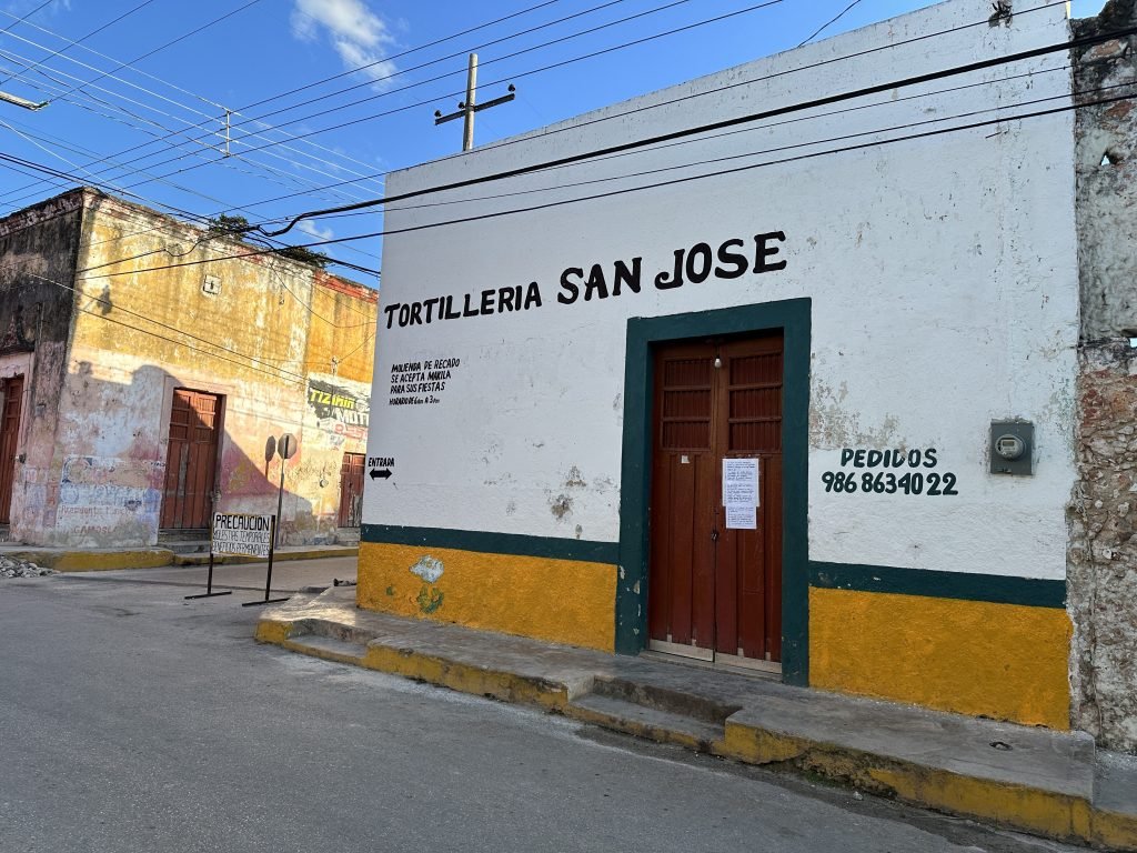 Witte gevel van tortilleria San José in Espita. 
