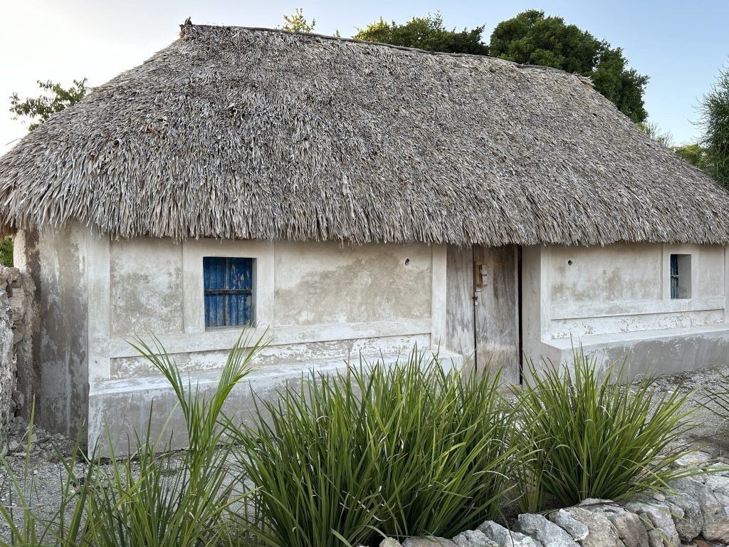 Oud Maya-huis met rieten dak. 