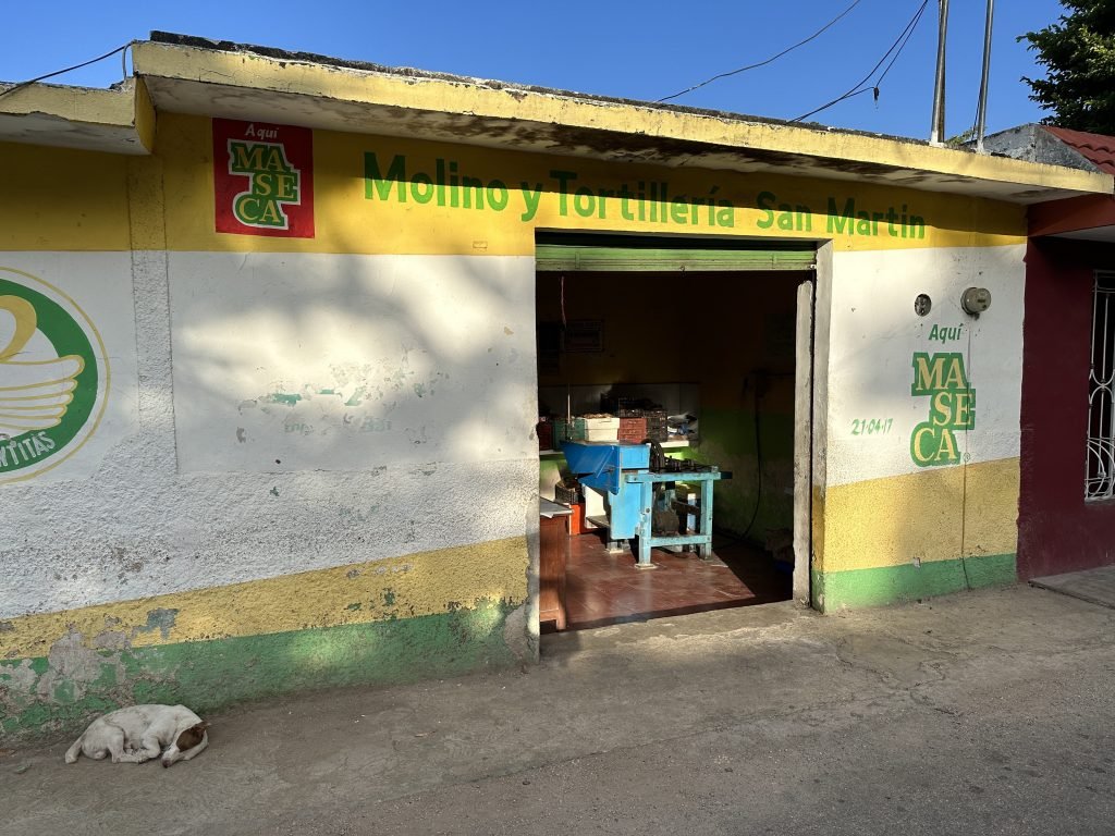Wit huis met geel-groene randen: een tortilleria in Espita. 