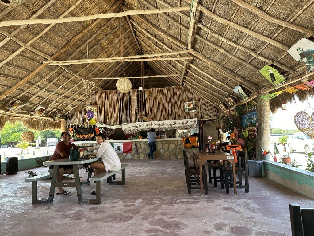 Open hangar met groot stooien dak: restaurant Chiquila. 