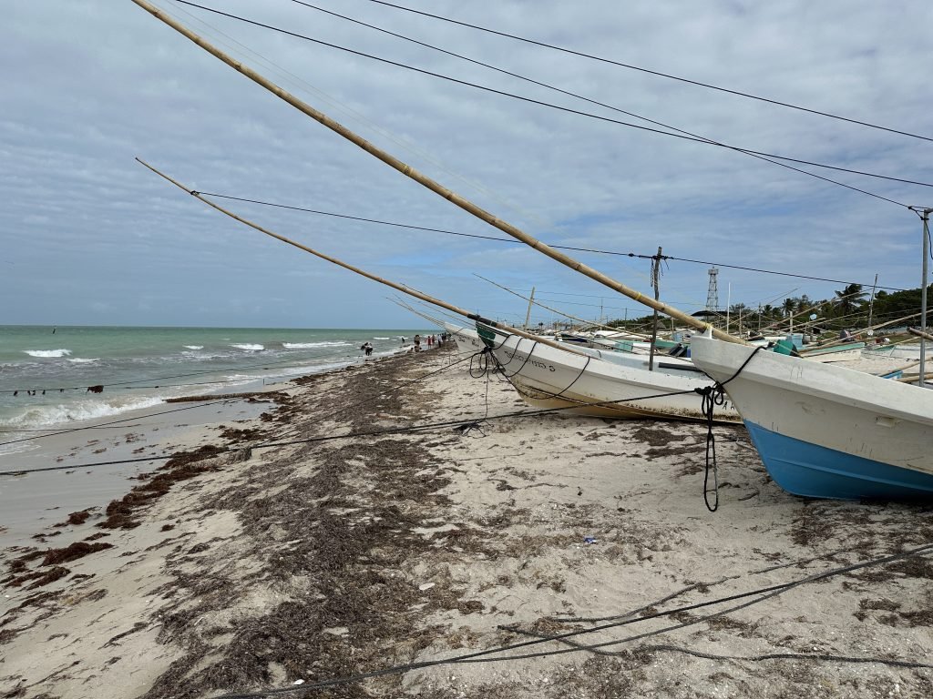 Vissersbootjes op het strand van Las Coloradas. 