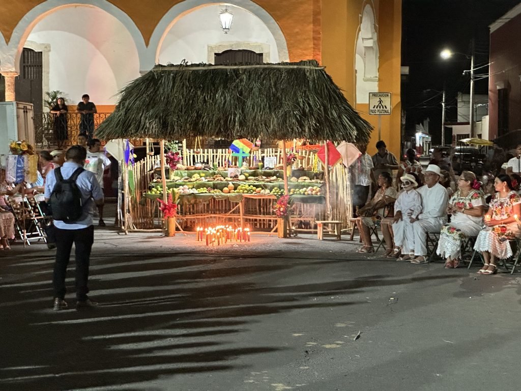 Verlichte stalletje op het centrale plein van Espita ter herdenking van de doden. 