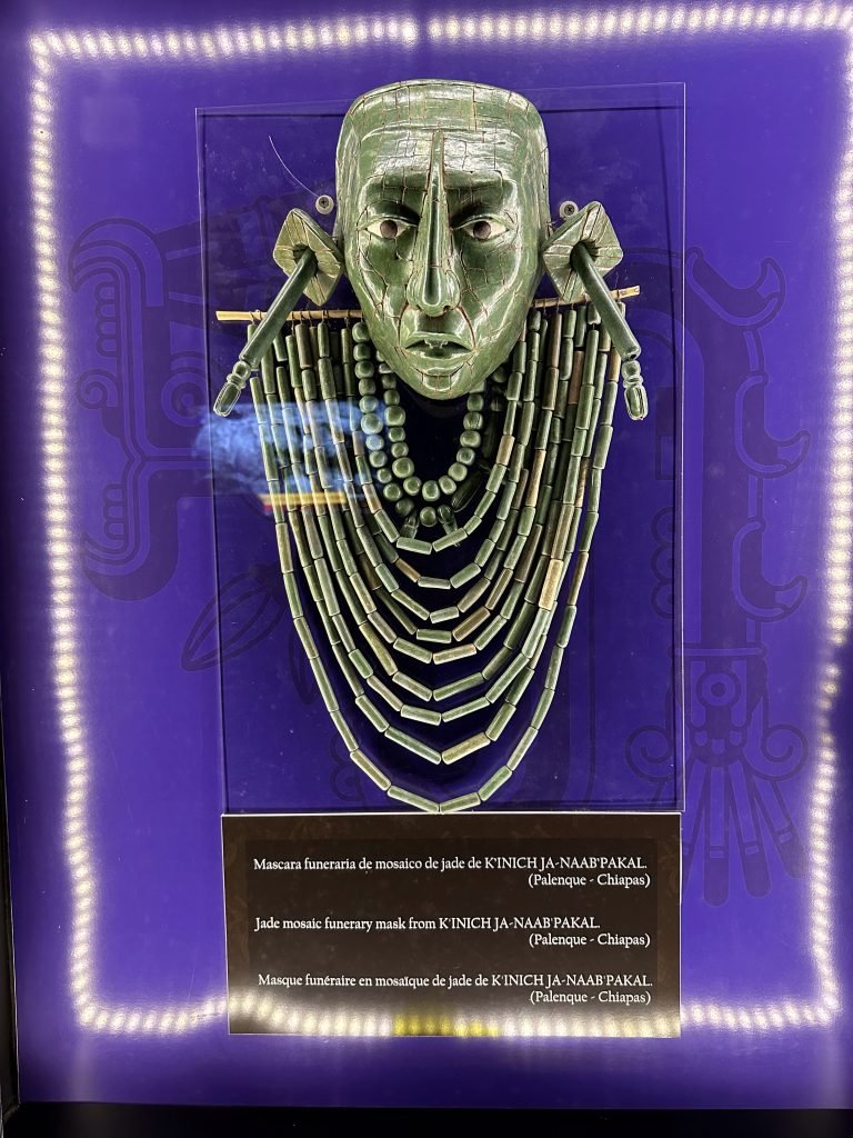 Jade dodenmasker met halssnoeren uit Palenque. 