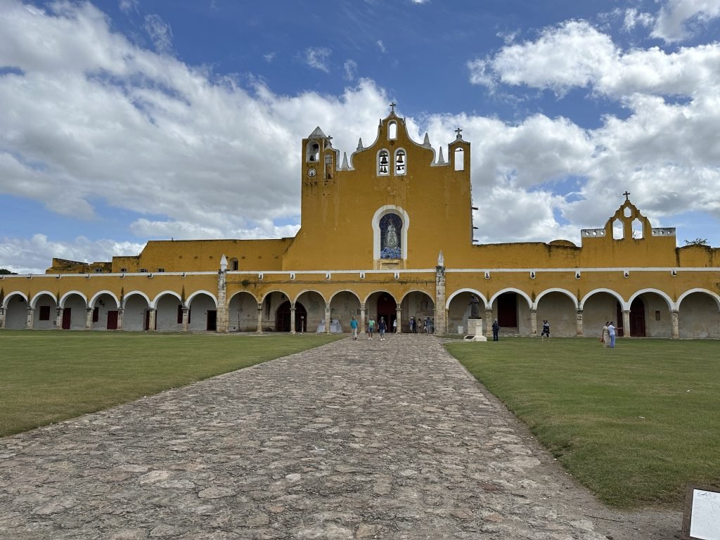 Vooraanzicht van het Convento de San Antonio de Padua met toren. 