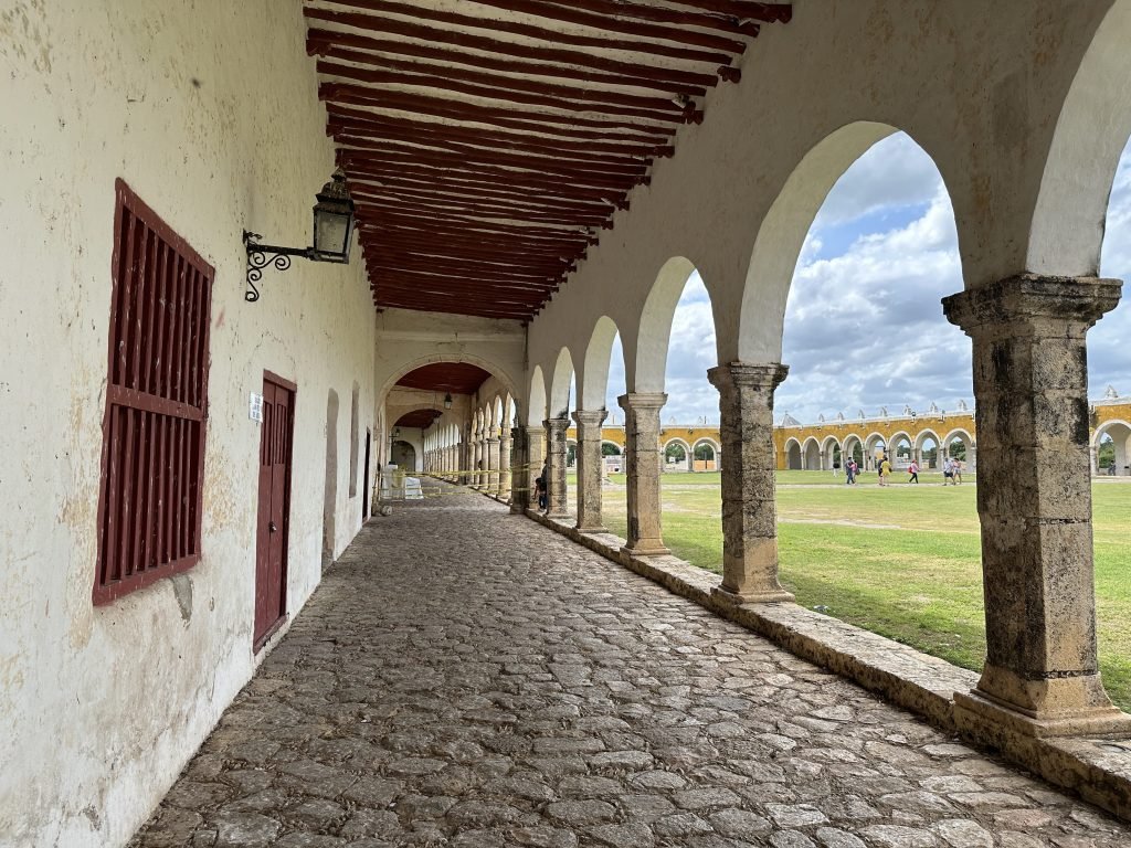 Lange kloostergang van het Convento de San Antonio de Padua.