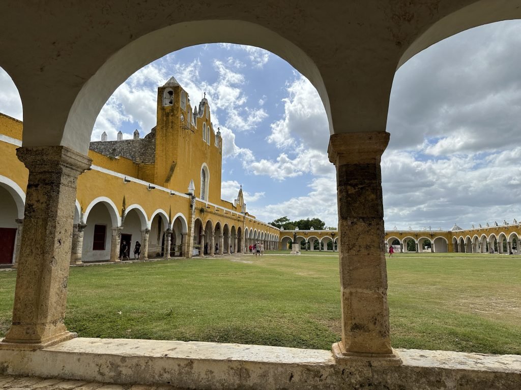 Okergele Convento de San Antonio de Padua van door één van de bogen van een kloostergang. 