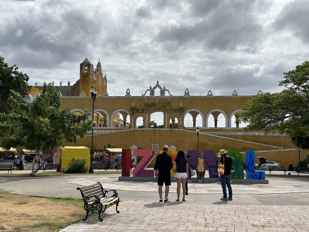 De Convento de San Antonio de Padua met zijn vele bogen gezien vanaf het centrale plein van Izamal. 