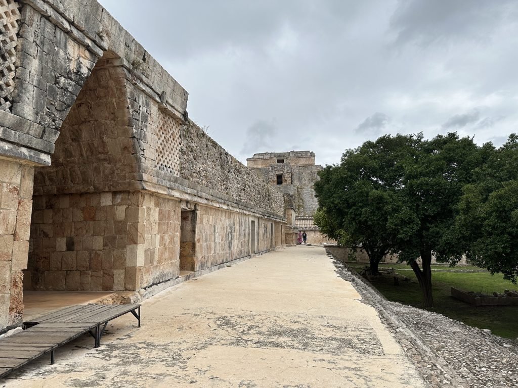 Langgerekte muur van het “Nonnenklooster” in Uxmal.