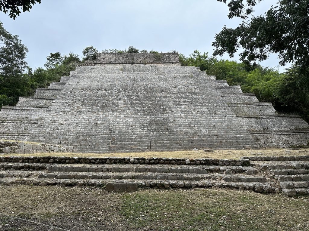 Brede en hoge trappen naar top van piramide in Uxmal.