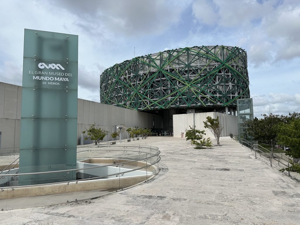 Gran Museo del mundo Maya in Mérida: buitenaanzicht van ronde glazen gebouw. 