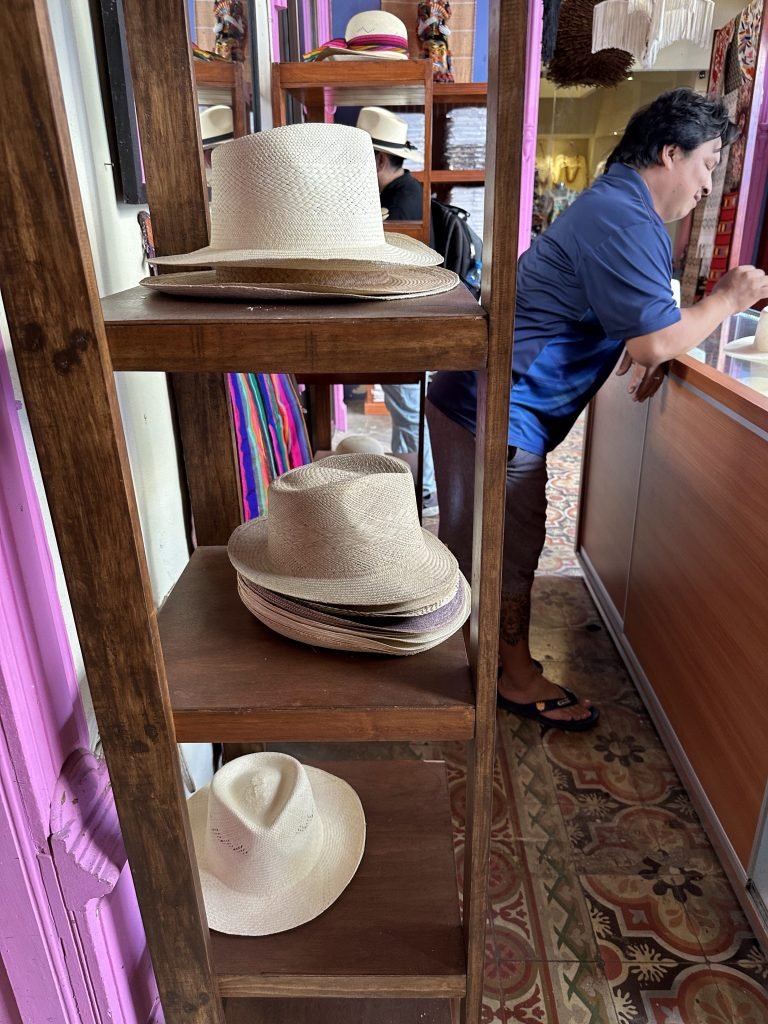 Witte en beige hoeden van Sisal in een winkel in Mérida. 