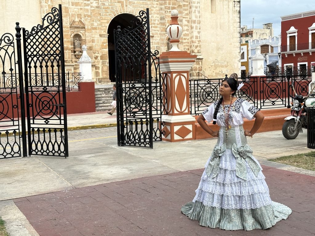 Meisje poseert in wit trouwkleed voor de Catedral de la Nuestra Señora de la Immaculada Concepción. 