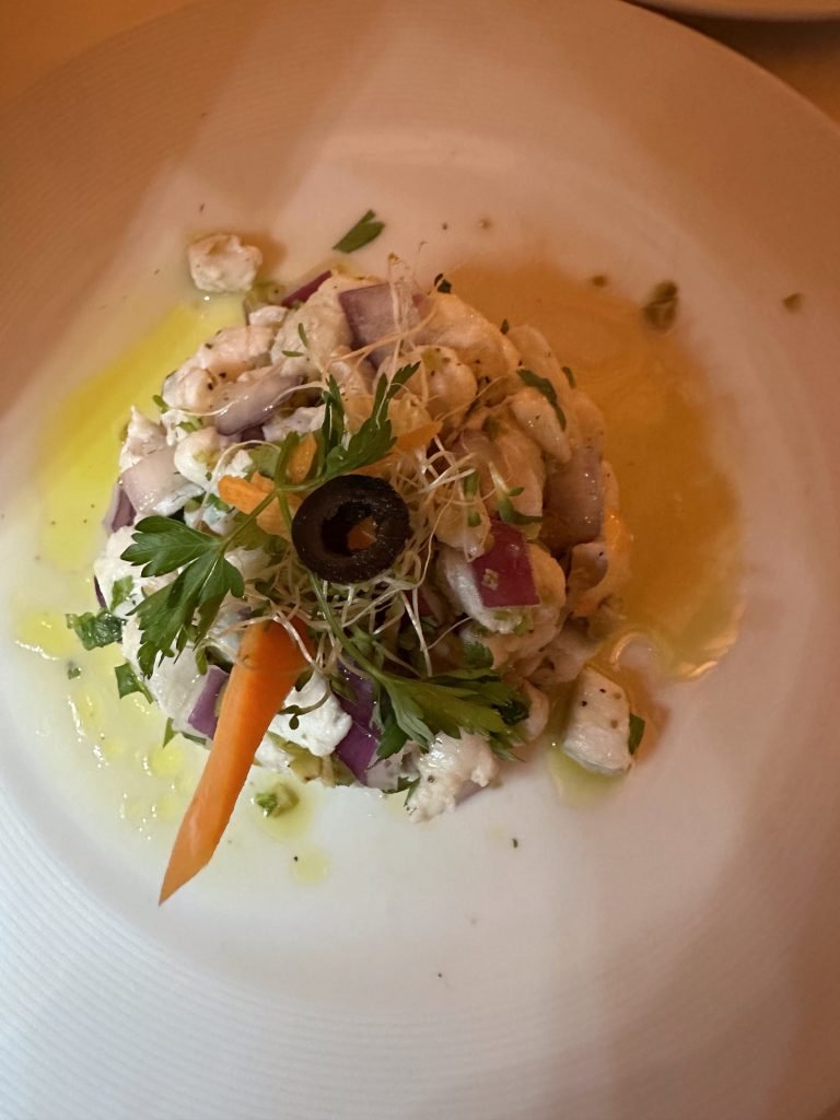 Ceviche op glazen bord. 