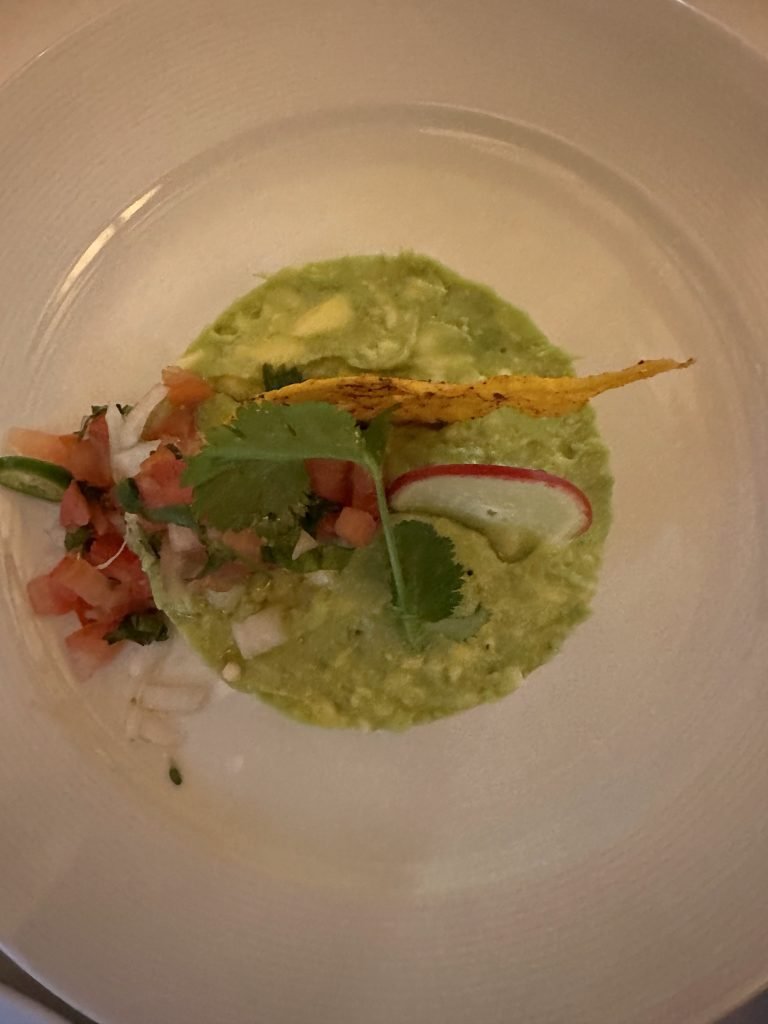 Guacamole op glazen bord. 