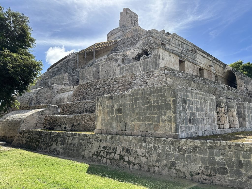 Massieve piramide met vier zijden. 