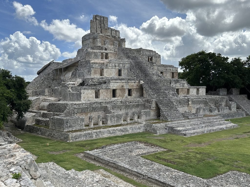 Grijze, trapvormige piramide met vijf verdiepingen. 